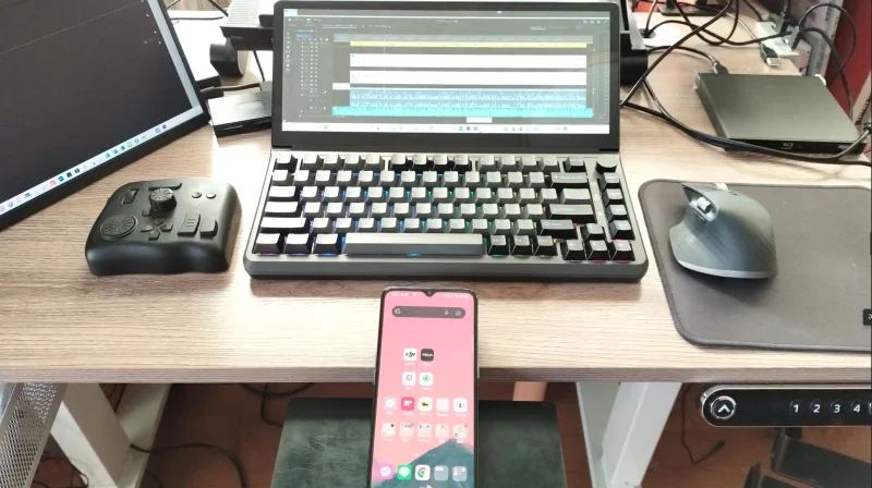 Kwumsy K3 Keyboardと他のデバイスの画像